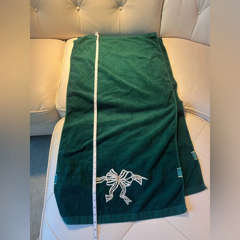 Luxurious Green Velvet Holiday Towels with Embroidered Bow